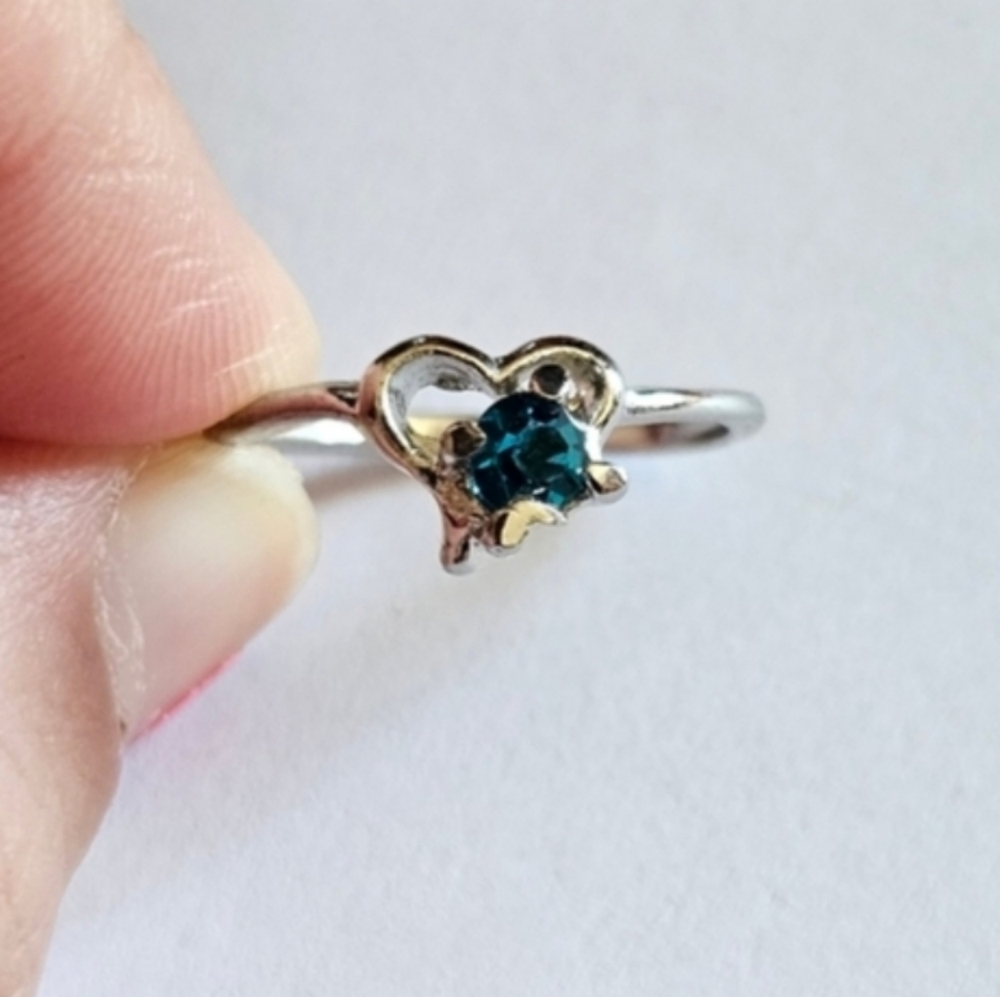 1/$5 or 3/$10 NWOT Dark Forest Green May Birthstone Ring. Silver-toned (6.5)